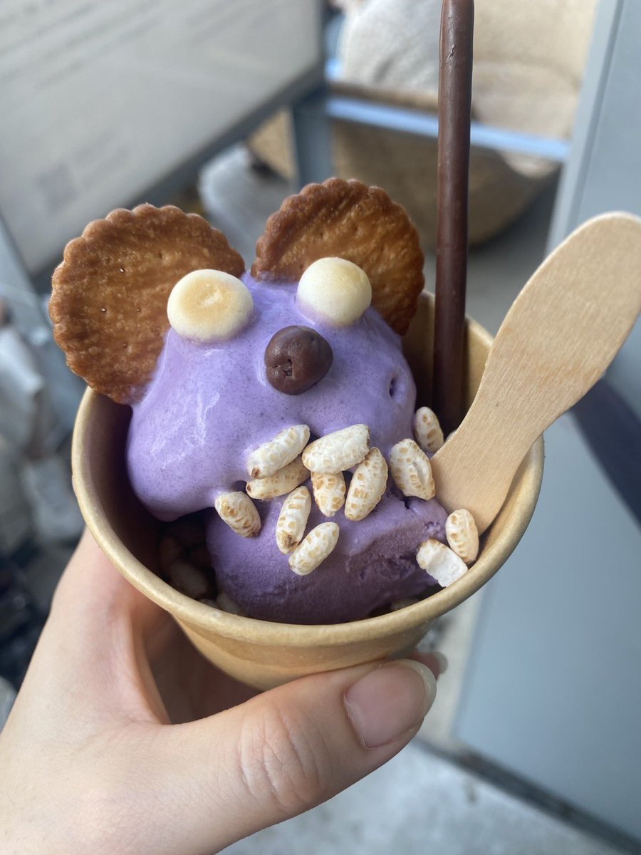 monpanfukada's tweet photo. 彼女が万博にて、ネットでみて可愛いかったので頼んだやつだが、現実はこのアイスほど甘くはなく、ちょっと溶けて怖いし、ネット上のは加工して目とか足されてたから可愛いかったみたいだ。子供なら泣くね
#大阪万博 https://t.co/gkFmlE5ruP