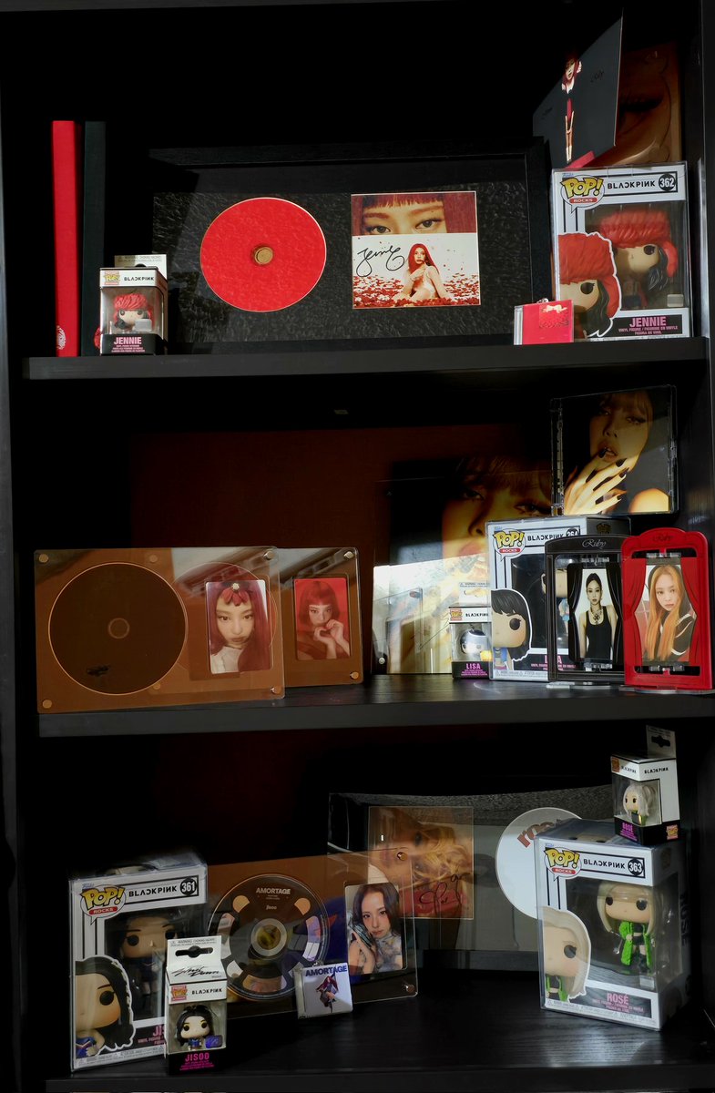H_Ch13's tweet photo. @ariilvbp Parte de mi colección, todo los álbums estan firmados menos los de Jisoo https://t.co/qrndVnaS7K