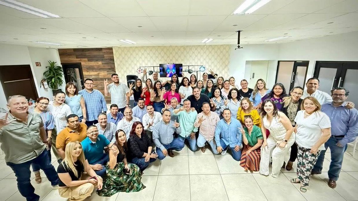 “Cada arranque de ciclo escolar en <a href="/SECSonora/">SEC Sonora</a> es una oportunidad
para reencontrarse con el compromiso, entrega y vocación docente; con el Secretario <a href="/FroylanGamezG/">Froylán Gámez Gamboa</a> y nuestro Gobernador <a href="/AlfonsoDurazo/">Alfonso Durazo</a> como garantes de la transformación a través de la educación”

<a href="/BettyCotaPonce/">Betty Cota Ponce</a>