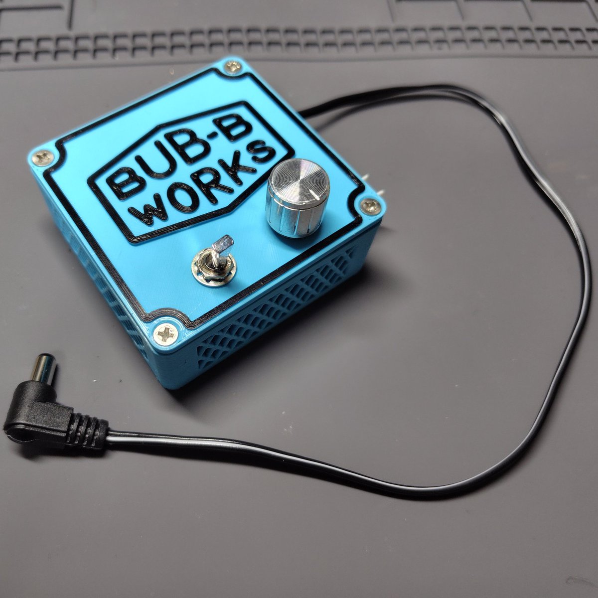 hikari3ping's tweet image. わが家の3Dプリンタ、#snapmaker3in1 に排気ファンとLEDライトを増設するためのコントロールBOXを作った。
24VのDCジャックから分岐して中華ファンコンを搭載しております。
#DIY