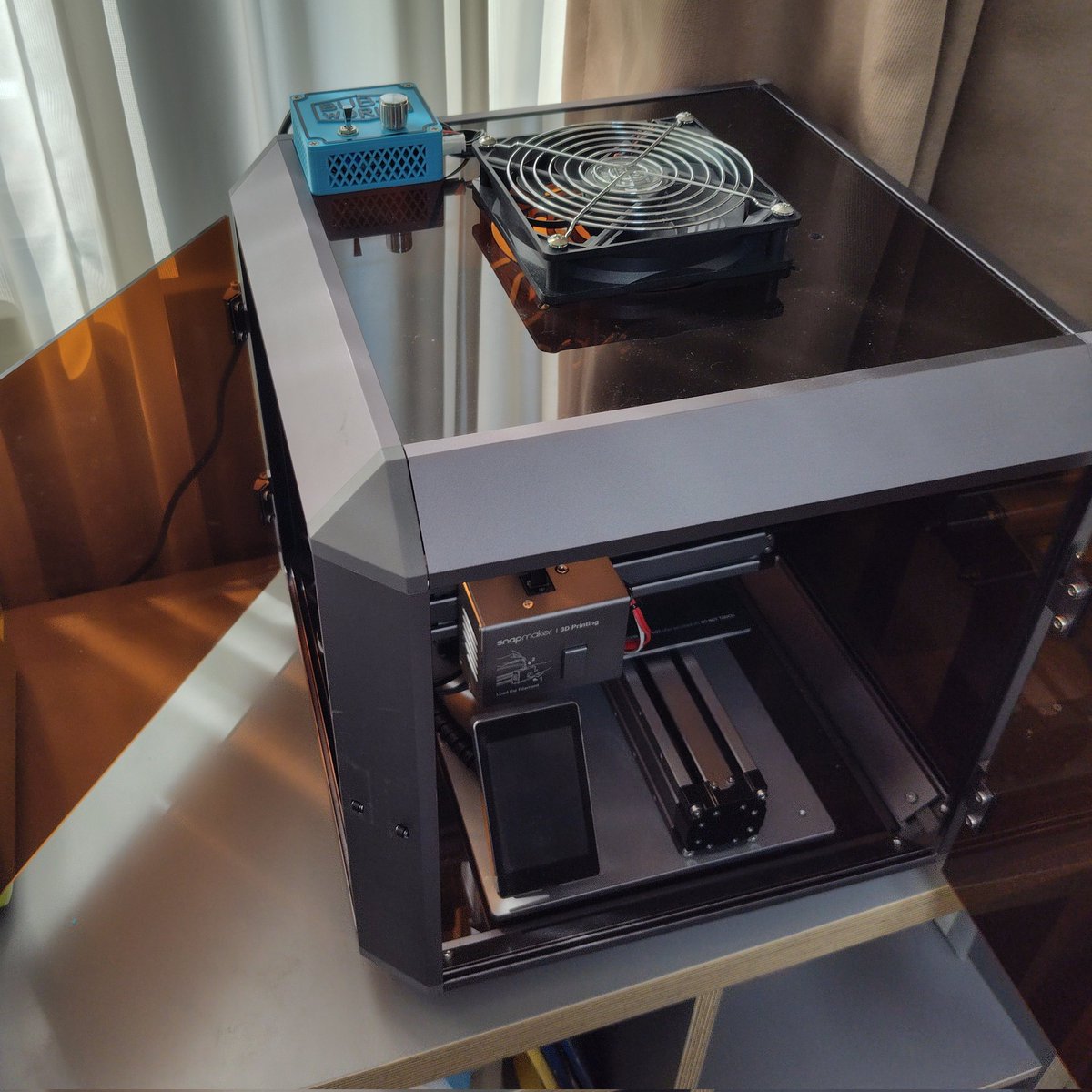 hikari3ping's tweet image. わが家の3Dプリンタ、#snapmaker3in1 に排気ファンとLEDライトを増設するためのコントロールBOXを作った。
24VのDCジャックから分岐して中華ファンコンを搭載しております。
#DIY