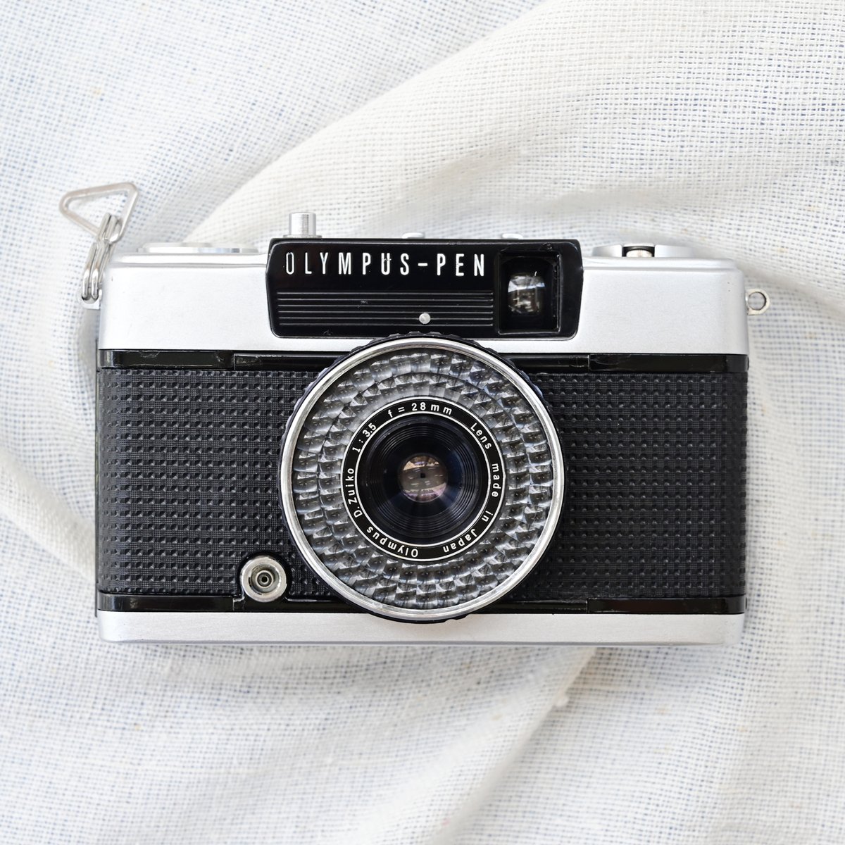 champcamera's tweet photo. #OLYMPUS PEN EE-3(整備済)¥22,000- by #青葉台 店
固定焦点×自動露出×セレン式で電池不要な #ハーフサイズカメラ。
EE-3は裏ブタがちょうつがい式になり開閉がしやすくなっています◎
黒の革張りもビシッとした印象で素敵です!
こちらは安心のオーバーホール済み個体👌
#フィルムカメラ #PENEE3 #横浜青葉台 #横浜市青葉区 #田園都市線
https://t.co/sgyYaXbPHz