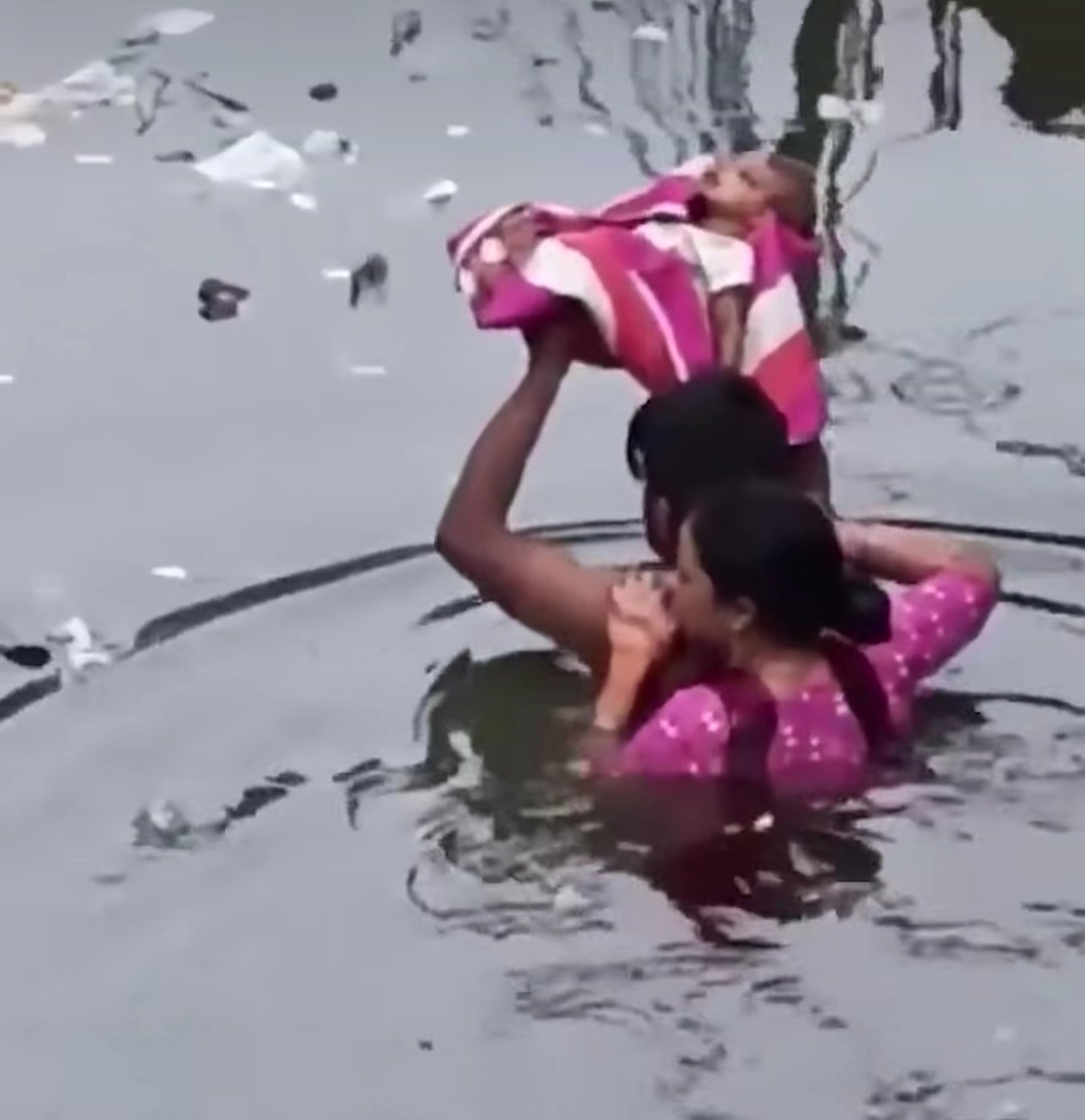 बदलते भारत का सच
जुमले बाज़ से बचो
जागो अब भी जागो
देश बुरे दौर से गुज़र रहा है