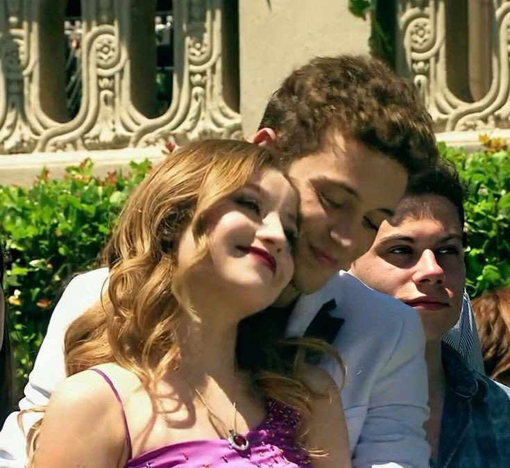 sofigrecc0_'s tweet image. che me tienen cansadas las fans de Soy Luna diciendo que Lutteo no va a ser real en la temporada 4, ustedes realmente se piensan que se van a atrever a hacer eso? Por favor, lo dudo muchísimo. En el caso muy hipotético de que sea así el final canon es la T3. #SoyLuna #SL4