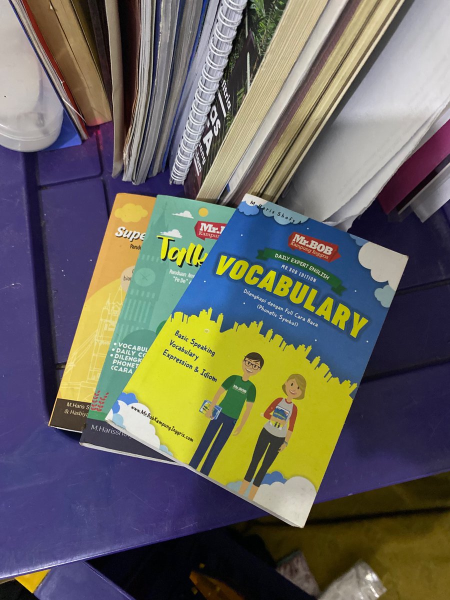 scenerious's tweet photo. preloved buku super english mr.bob beli 1 50 beli 3 130k 📚(bole negoo) 

(harga asli satuannyq 100k+++🤯) https://t.co/gvq4SE3V25