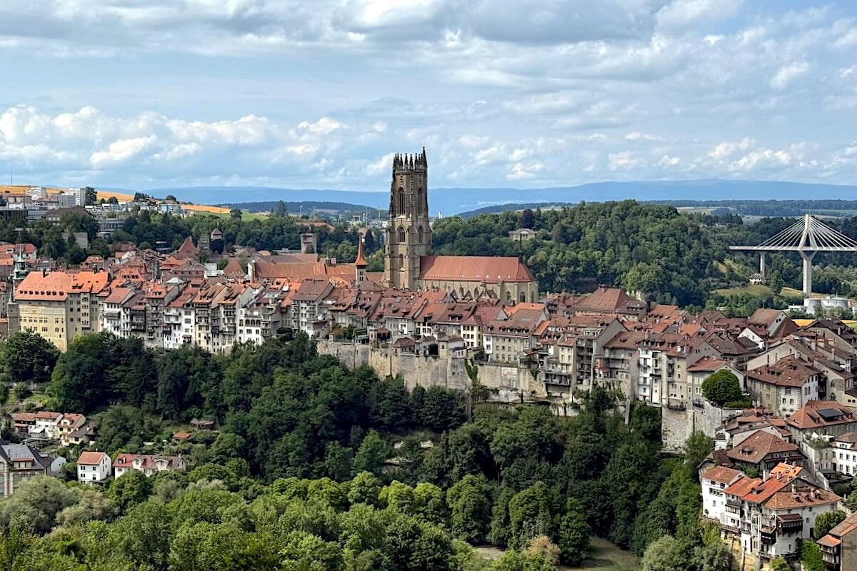 People_Abroad's tweet image. ᵂᴱᴿᴮᵁᴺᴳ Die Region Fribourg lohnt sich wegen der mittelalterlichen Stadt Fribourg, der historischen Gemeinde Gruyères und schöner Wanderungen in die Schweizer Bergwelt. Neu im Blog: people-abroad.de/blog/region-fr… #fribourg #gruyere #schweiz