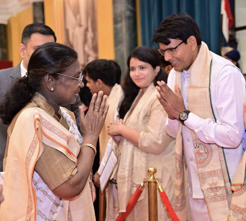 आभार माननीय राष्ट्रपति महोदया । ऐट होम में शामिल होना और आपसे व माननीय प्रधानमंत्री जी से #पारिवारिक_वानिकी पर संवाद करना एक शानदार अनुभव था इसके लिए राष्ट्रपति सचिवालय और पर्यावरण मंत्रालय का हार्दिक आभार । सादर <a href="/rashtrapatibhvn/">President of India</a> <a href="/narendramodi/">Narendra Modi</a> <a href="/byadavbjp/">Bhupender Yadav</a> <a href="/jayantrld/">Jayant Singh</a>