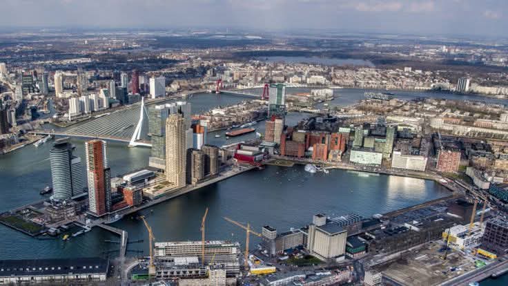 Rdamvanalles010's tweet photo. Luchtopname van de rijnhaven en omgeving. 

#erasmusbrug #wilhelminapier #kopvanzuid #rijnhaven #luxortheater #gerechtsgebouw #derotterdam #rotterdam010 #gers #roffa #nultien #komenwijuitrotterdam https://t.co/cGcW6tZ8QC