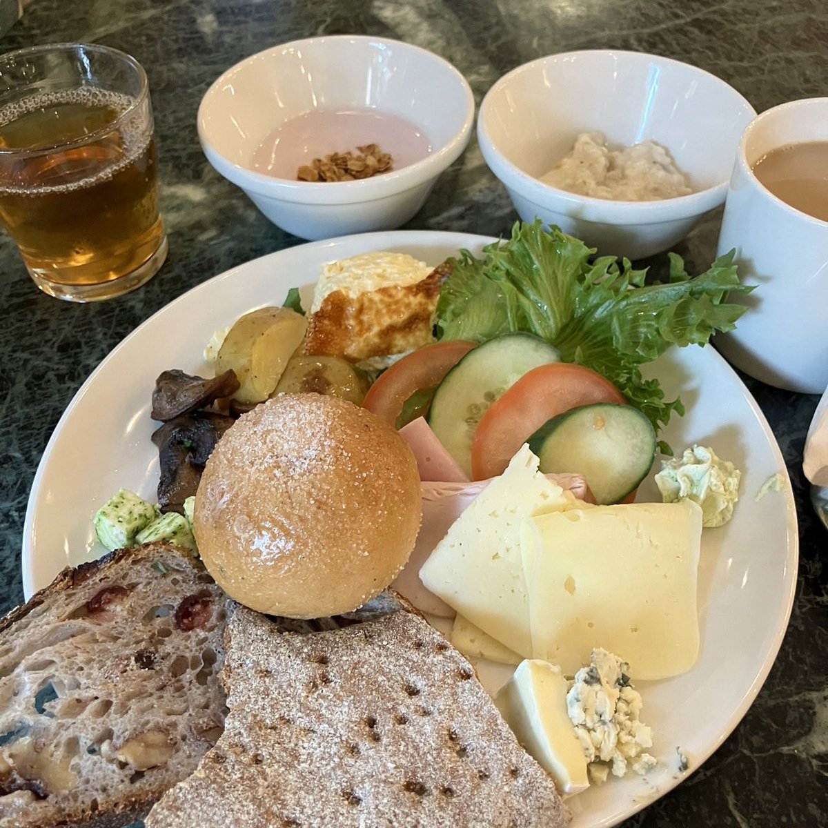 finntour's tweet photo. #フィンランド 4日目🇫🇮
ホテルの朝食も好きですが、連泊なので2泊目の朝ごはんは #ヘルシンキ の老舗カフェ #エクベリ #ekberg のブレックファーストビュッフェを🍴残念ながらシナモンロールは提供していないので、隣のベーカリーで購入を。店頭のテラス席で購入したものも食べられます。

#旅レポ https://t.co/UVNS4xOxcr