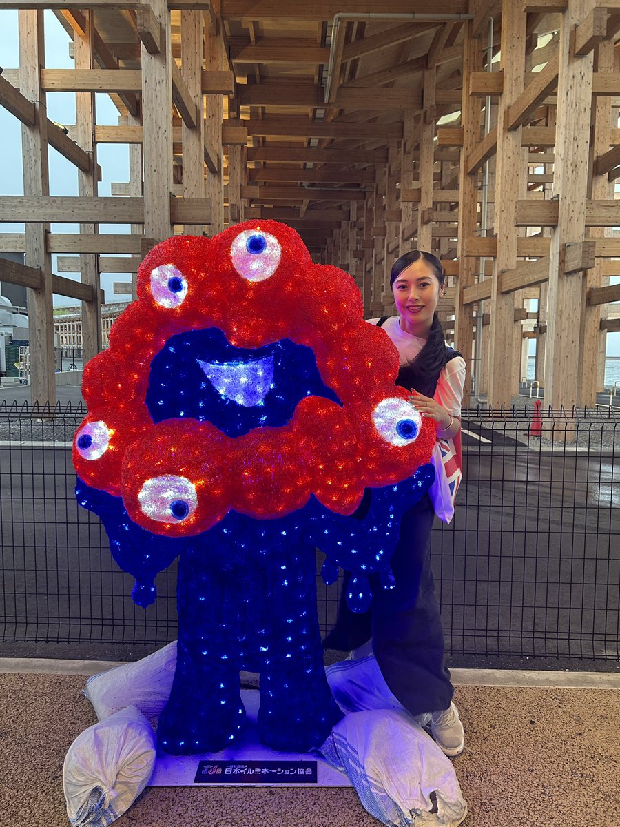 maayaegami's tweet photo. EXPO2025 OSAKA, KANSAI, JAPAN 🇯🇵

思いつきでフラッと夕方から入場したから、予約必須なパビリオンはなんも見れなかったし、途中豪雨にやられてびちゃびちゃになったし、強風で花火もショーも全部中止になったけれど、色々な方に助けられた数時間、良い思い出 🪢💭ミャクミャクさんとイギリスパビリオンでちゃっかり記念撮影📸
#expo2025osakakansaijapan 
#expo2025 #osaka #kansai #japan