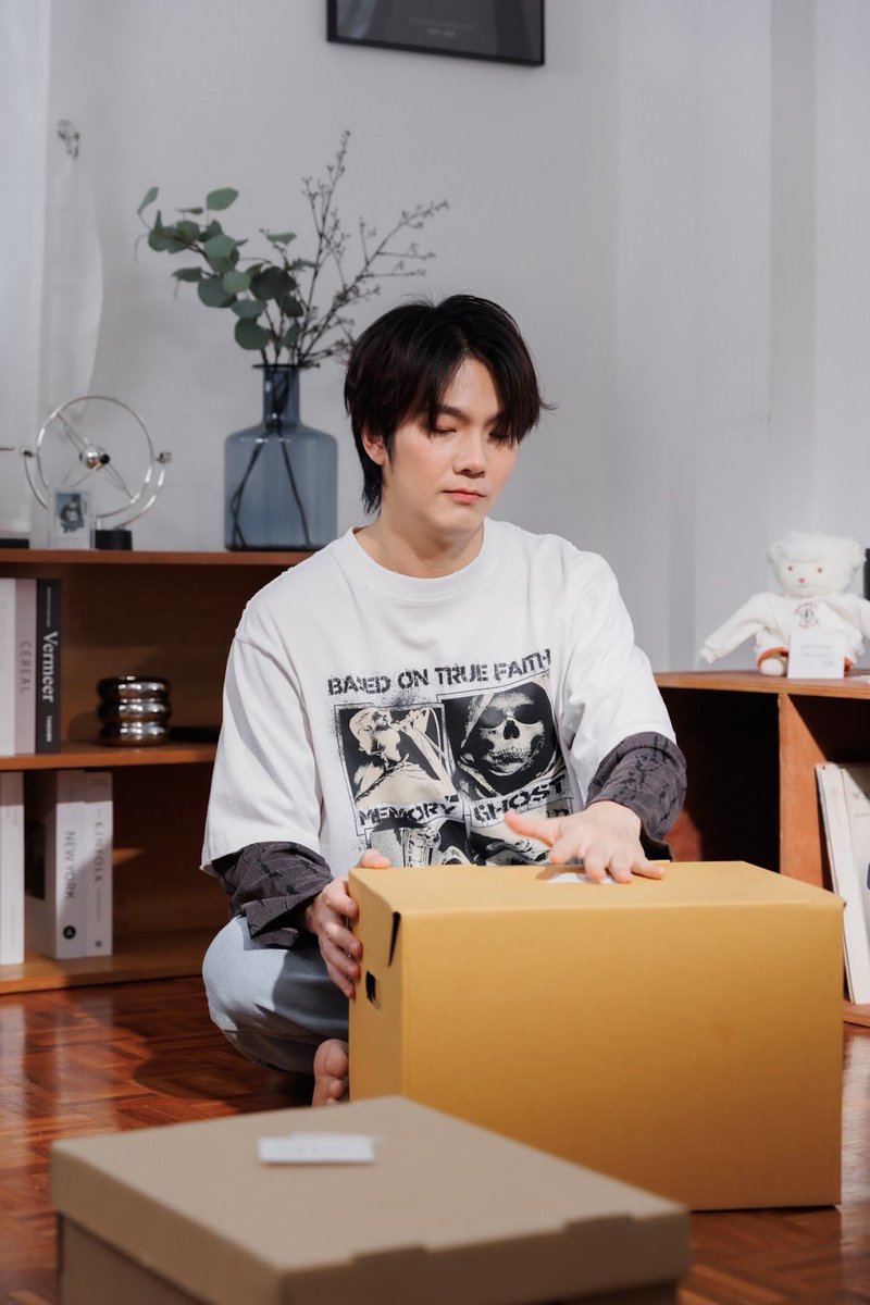 buildyourlove4u's tweet image. “จาง…ได้
แต่ อย่าลืมศิลปิน นะ” 🕊️

เขาใส่หัวใจลงไปในทุกคำ ทุกเมโลดี้
เพื่อให้เรา รู้สึก…แม้ในวันที่ความทรงจำเริ่มเลือน🥲  

BIU MEMORY NEVER FADES

#MVGhostinMemory 

@JakeB4rever 
#BuildJakapan 
#Beyourluve