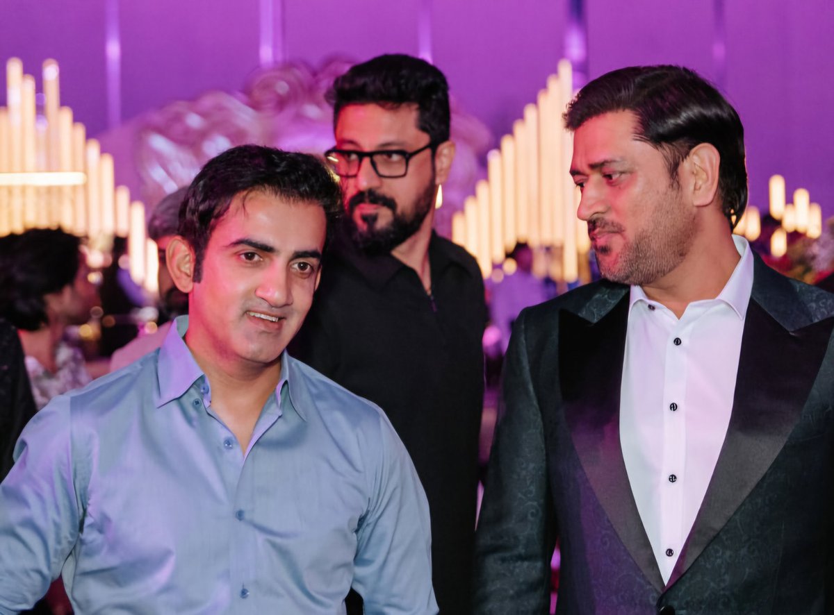 ❤️ pic 

Gambhir : smiling 
Dhoni : Gambhir
