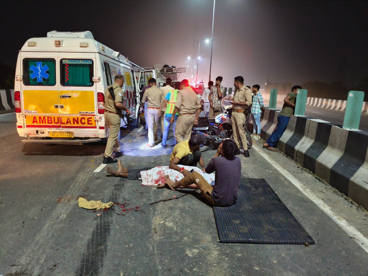FMNewsUp's tweet photo. हापुड़: हाईवे 9 पर रोडवेज बस की टक्कर से पिकअप सवार की मौत, यातायात बाधित; पुलिस ने क्षतिग्रस्त वाहन हटाए, शव पोस्टमार्टम को भेजा।#Hapur #Highway9 #RoadAccident #RoadwaysBus #PickupCollision #OneDead #TrafficDisrupted #PoliceAction #UttarPradesh https://t.co/xjWypPUTHh