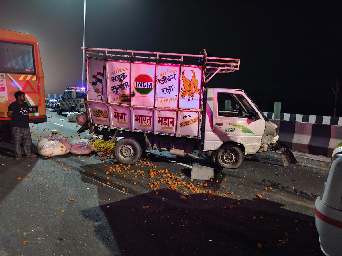 FMNewsUp's tweet photo. हापुड़: हाईवे 9 पर रोडवेज बस की टक्कर से पिकअप सवार की मौत, यातायात बाधित; पुलिस ने क्षतिग्रस्त वाहन हटाए, शव पोस्टमार्टम को भेजा।#Hapur #Highway9 #RoadAccident #RoadwaysBus #PickupCollision #OneDead #TrafficDisrupted #PoliceAction #UttarPradesh https://t.co/xjWypPUTHh