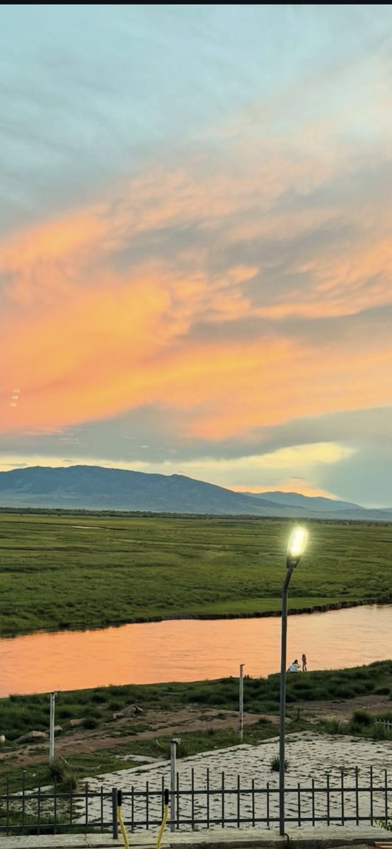 Цэнгэг ус АЛТАН эрдэнэ
Цэцэгт уулс МӨНГӨН эрдэнэ гэж юутай үнэн