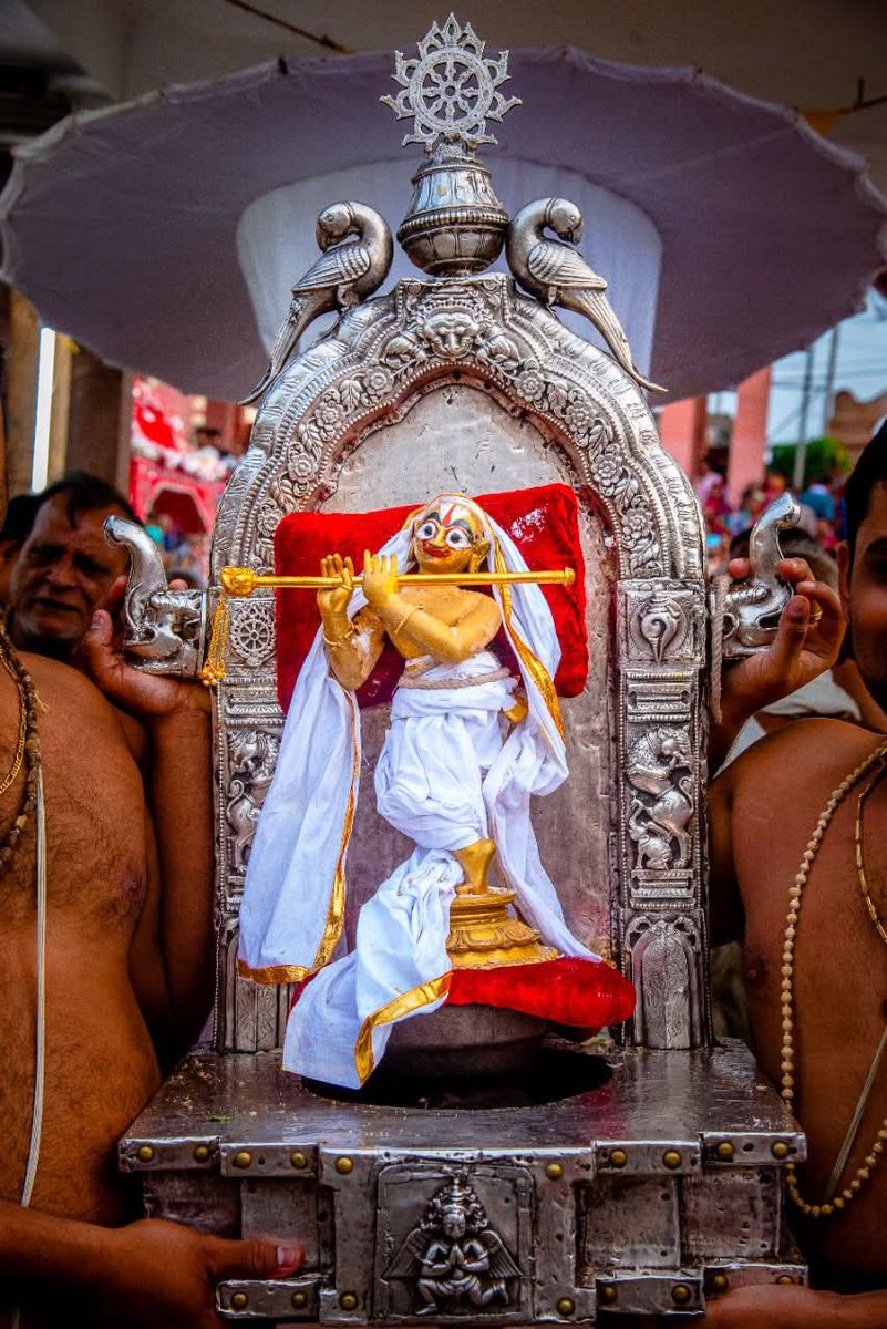 "श्रीकृष्ण गोविन्द हरे मुरारे, हे नाथ नारायण वासुदेव"
🌸✨ ଶୁଭ ଜନ୍ମାଷ୍ଟମୀ ✨🌸

"ଜୟ ଶ୍ରୀକୃଷ୍ଣ" 
ହାତରେ ବାଂଶୀ, ମୁଖରେ ମଧୁର ସୁର,
ଗୋକୁଳରେ ଜନ୍ମିଲେ ମୁରଳୀମନୋହର । 💛

ପବିତ୍ର ଶ୍ରୀ କୃଷ୍ନ ଜନ୍ମାଷ୍ଟମୀର ଶୁଭେଚ୍ଛା ଓ ଶୁଭକାମନା l
#Janmashtami