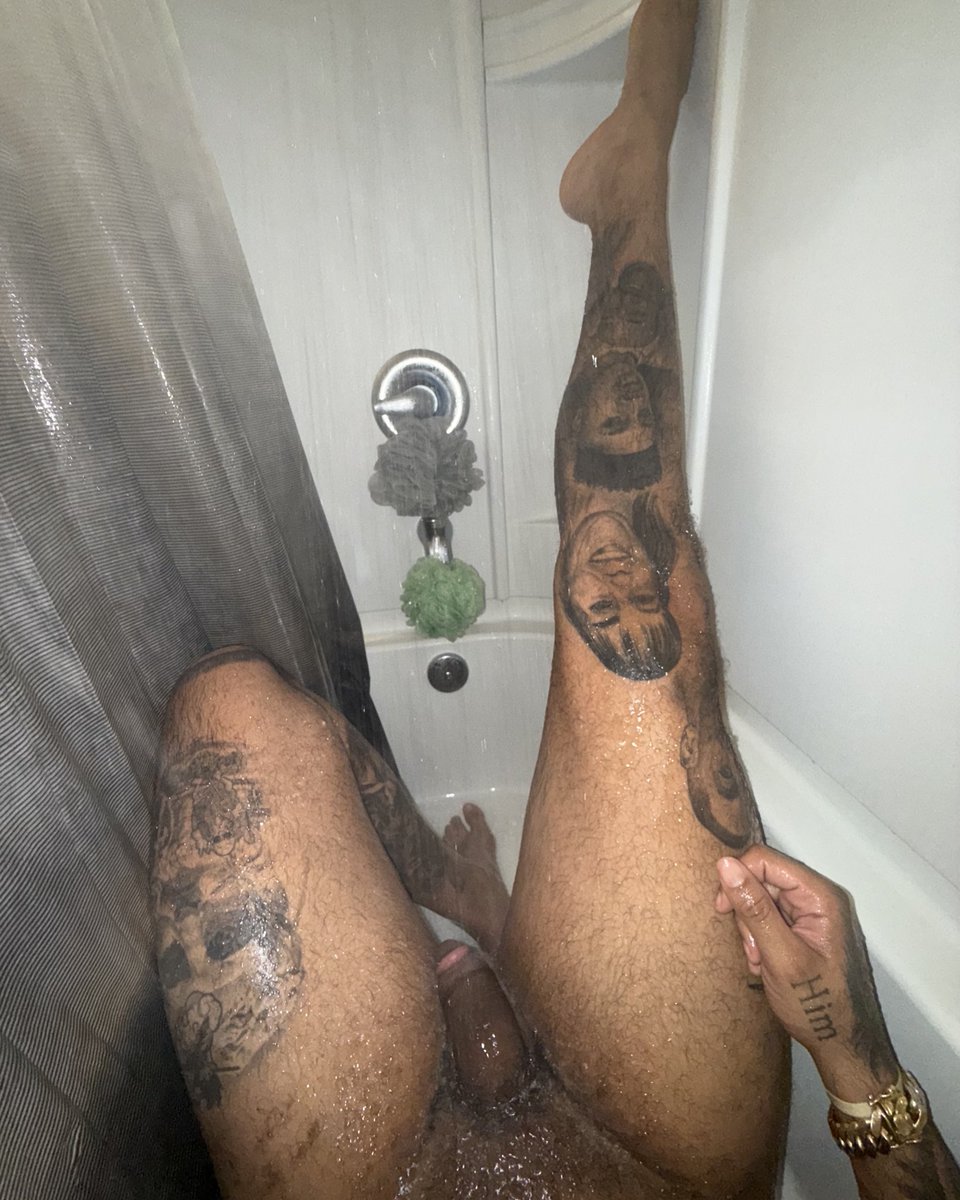 Tylerpxr68's tweet photo. POV you’re 6’8 and just worked a 16 hour shift 😭😭  no business laying in this damn tub 😂somebody help me to my bed https://t.co/lOpjrYGl8O