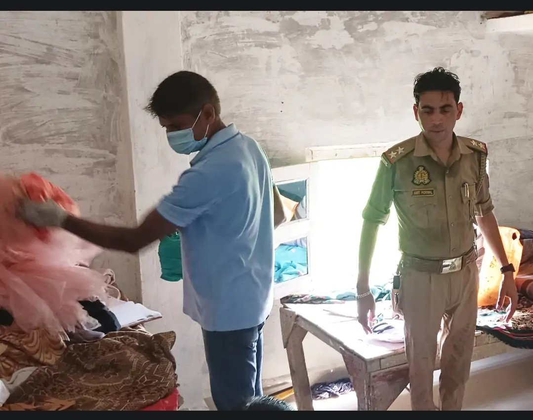 #kanpurdehat : रसूलाबाद कस्बे में सेना में कार्यरत मनोज कुशवाहा की 16 वर्षीय बेटी जूही ने घर में फांसी लगाकर आत्महत्या कर ली,घटना की सूचना मिलते ही मौके पर पहुंची पुलिस ने शव को कब्जे में लेकर पोस्टमॉर्टम के लिए भेज दिया है। <a href="/kanpurdehatpol/">Kanpur Dehat Police</a>

जानकारी के अनुसार जूही इंटरमीडिएट की