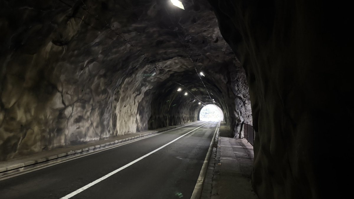 Oldroutewalker's tweet photo. トンネル通過中に強烈な違和感を覚えたので、慌てて車を停めて現場確認しに行く。 https://t.co/TStqazITNg