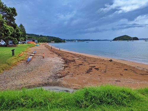The small town of #Paihia in New Zealand has not one, but three beaches. They are never really busy and are a great spot to relax duirng your activities in the Bay of Islands. #NewZealand backpackandsnorkel.com/Paihia/#beach