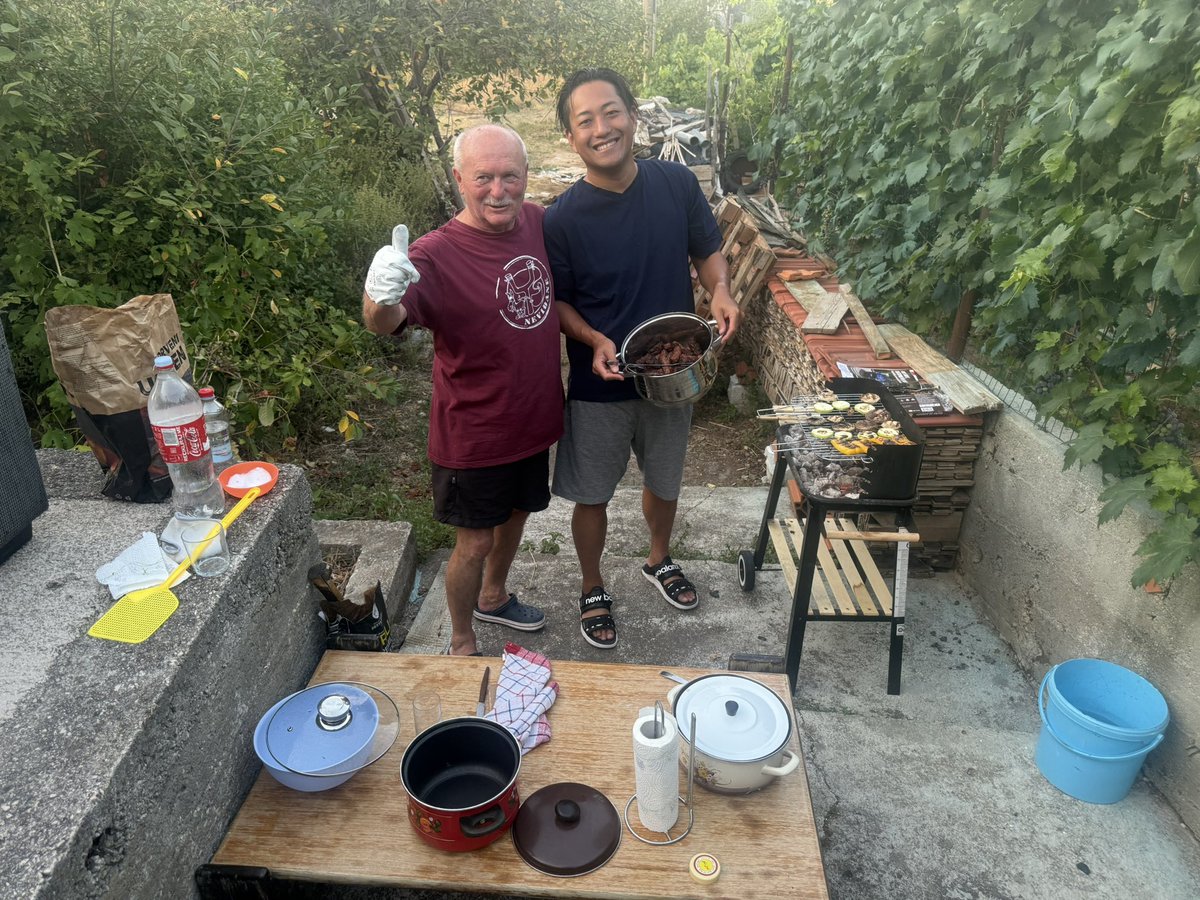 KYamafune's tweet photo. BBQマスターのペロさん🍖👴🏼🇭🇷

クロアチアでの水中発掘プロジェクトでは、数年前から、チームの食費をうかせる為に、教授(リーダー)の友達の奥さんの叔父さん(引退済み・料理好き)が常に同行し料理を作ってくれるので、私たちは美味しい料理を毎日食べることができています🤤
#水中考古学
#船舶考古学 https://t.co/AWz7KRwjIS