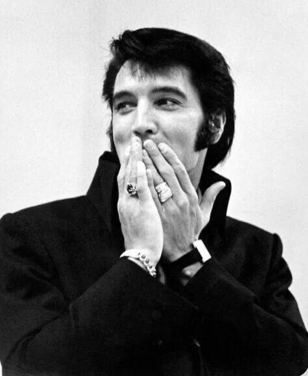 Le 16 août 1977, il y a exactement 48 ans aujourd’hui, Elvis Presley nous quittait dans son manoir de Graceland à l’âge de 42 ans. Genie au talent inégalé, il a révolutionné la musique et la scène, mêlant gospel, blues et rock’n’roll avec un charisme hors du commun. 
Il est et