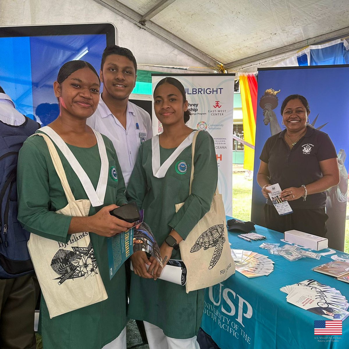USEmbassySuva's tweet image. 🇺🇸🎓🇫🇯 Our team enjoyed meeting with students at the @UniSouthPacific Open Day to share more about our exchange programs and opportunities to #StudyWithUS! Vinaka vakalevu to everyone who visited our booth 😍 #KPMGUSP2025OpenDay