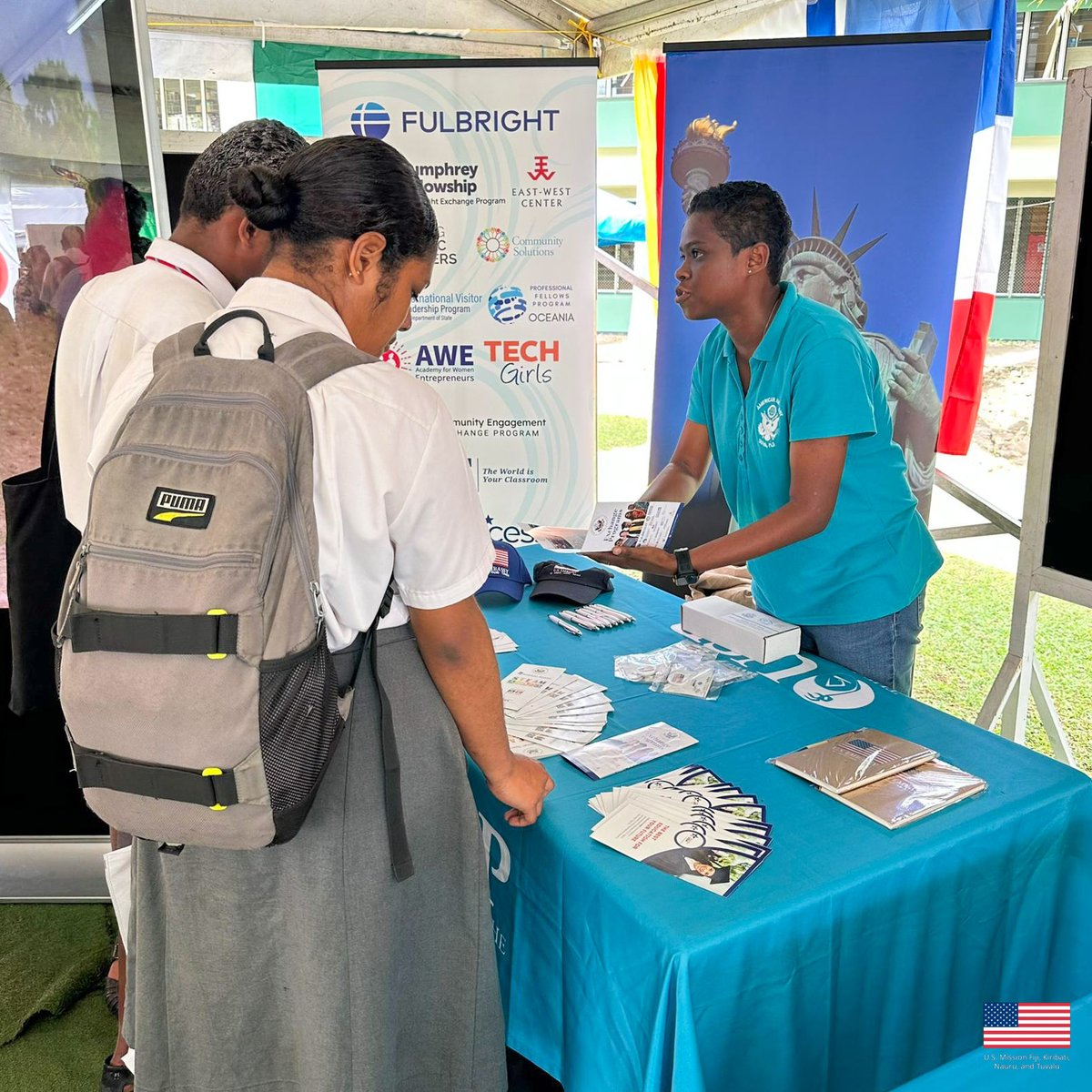 USEmbassySuva's tweet image. 🇺🇸🎓🇫🇯 Our team enjoyed meeting with students at the @UniSouthPacific Open Day to share more about our exchange programs and opportunities to #StudyWithUS! Vinaka vakalevu to everyone who visited our booth 😍 #KPMGUSP2025OpenDay