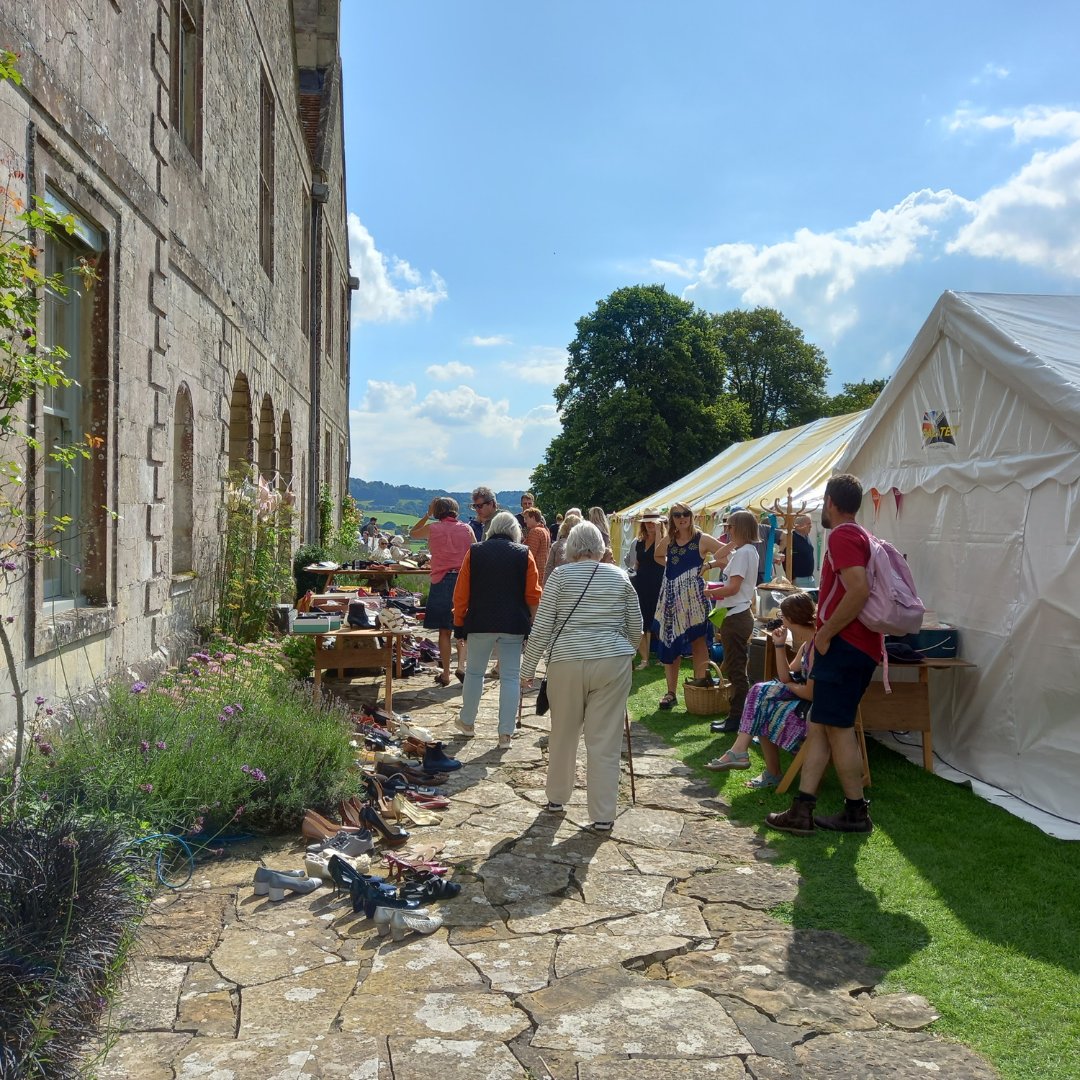 SalisburySHC's tweet image. 🌿 Hatch House Open Garden 🌿

Stalls, cakes, BBQ, books &amp;amp; vintage finds! Stroll the Dutch Gardens, enjoy Vale of Wardour views  and a fun day out.  “It’s the chic way to recycle,” says Lady Rumbold. 

Event: ow.ly/aVNb50WGvgK 
#HatchHouse #OpenGarden
