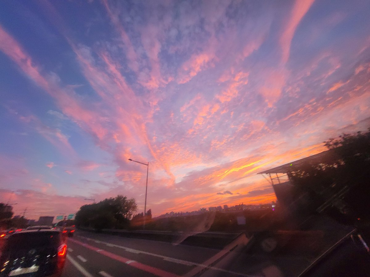Fishcolor256's tweet photo. 케데헌배경?? https://t.co/HcRKBKnb7b