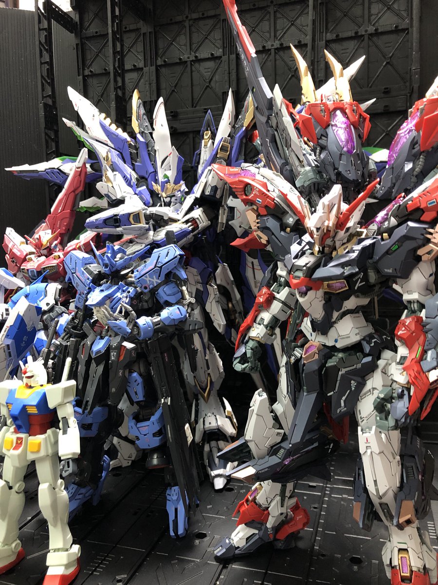 _moku__moku___'s tweet photo. 背比べ
天幕　1/72
ネメシス　1/100
ALKAID PINK-II  1/100
MGガンダムヴィダール　1/100
RG Hiνガンダム　1/144
EG ガンダム　1/144
ガンダムがすごく小さく見える
#ガンプラ 
#SKYDEFENDER 
#天幕 
#プラモデル
#Japan #日本 #おもちゃ屋モック #駄菓子 #岩見沢 #おもちゃ屋 #北海道 #駄菓子屋 https://t.co/TitzKHCfWY