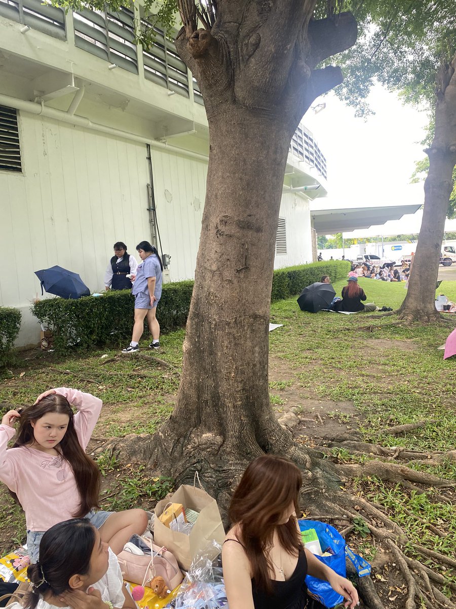 puddingtempura's tweet photo. เค้าถึงแล้วนะคะ อยู่ตรงสวนตรงข้ามกับสระว่ายน้ำนะคะ
 #forpuddingtempura https://t.co/L4RKAe8Cep