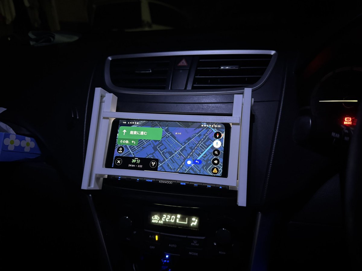 tkr_X_'s tweet photo. スイスポのナビが古くてGoogleマップでのナビを使いたいけど
近年の車のインパネ周りごちゃごちゃしすぎてて既製品やと満足な位置に置けず。

スマホをいい位置に置きつつ
バックカメラを使うために
3Dプリンタでスライドできる機構を作ってみた！
機構自体はいい感じ、細かい調整して完成予定！ https://t.co/jBjHh7HCk0
