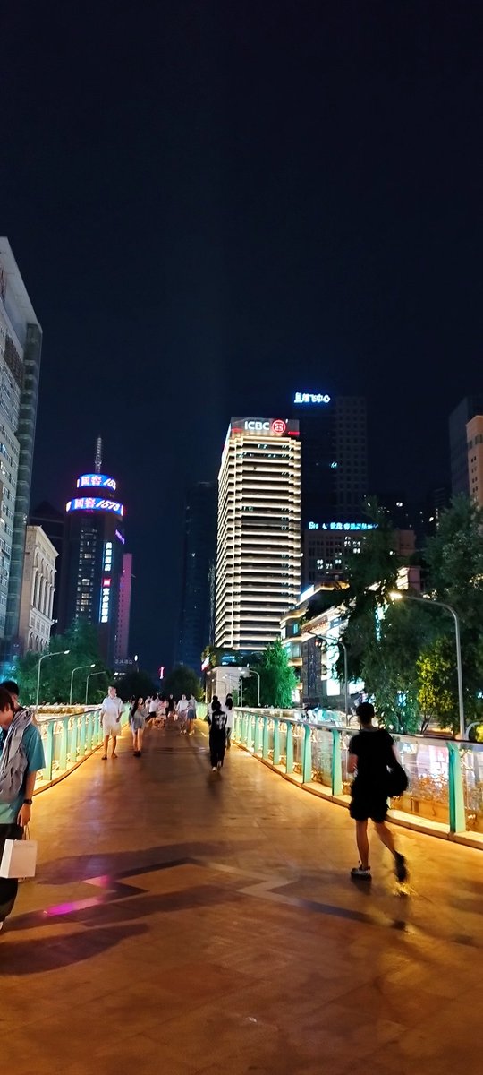 KimJongUnique's tweet image. Alors qu'en France, on vous impose des efforts escrologiques démesurés : ZFE, DPE pour la location de logements, éclairage public coupé de 23 heures à 6 heures, sermons anti-clim, malus sur les voitures neuves, l'interdiction d'artificialiser les sols, vous avez des villes…