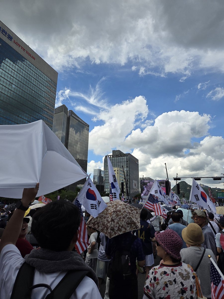 8/16/25 광화문 집회!!!!
사람도 에너지도 엄청나다
절로 눈물로 나라를 위한 기도가 나온다

어린 애 둘 델고 가니 할머니들 할아버지들 길가던 분들이 빵 얼음물 옥수수 추파춥스 용돈까지 마구 퍼주심 우파는 나눈다며❤️