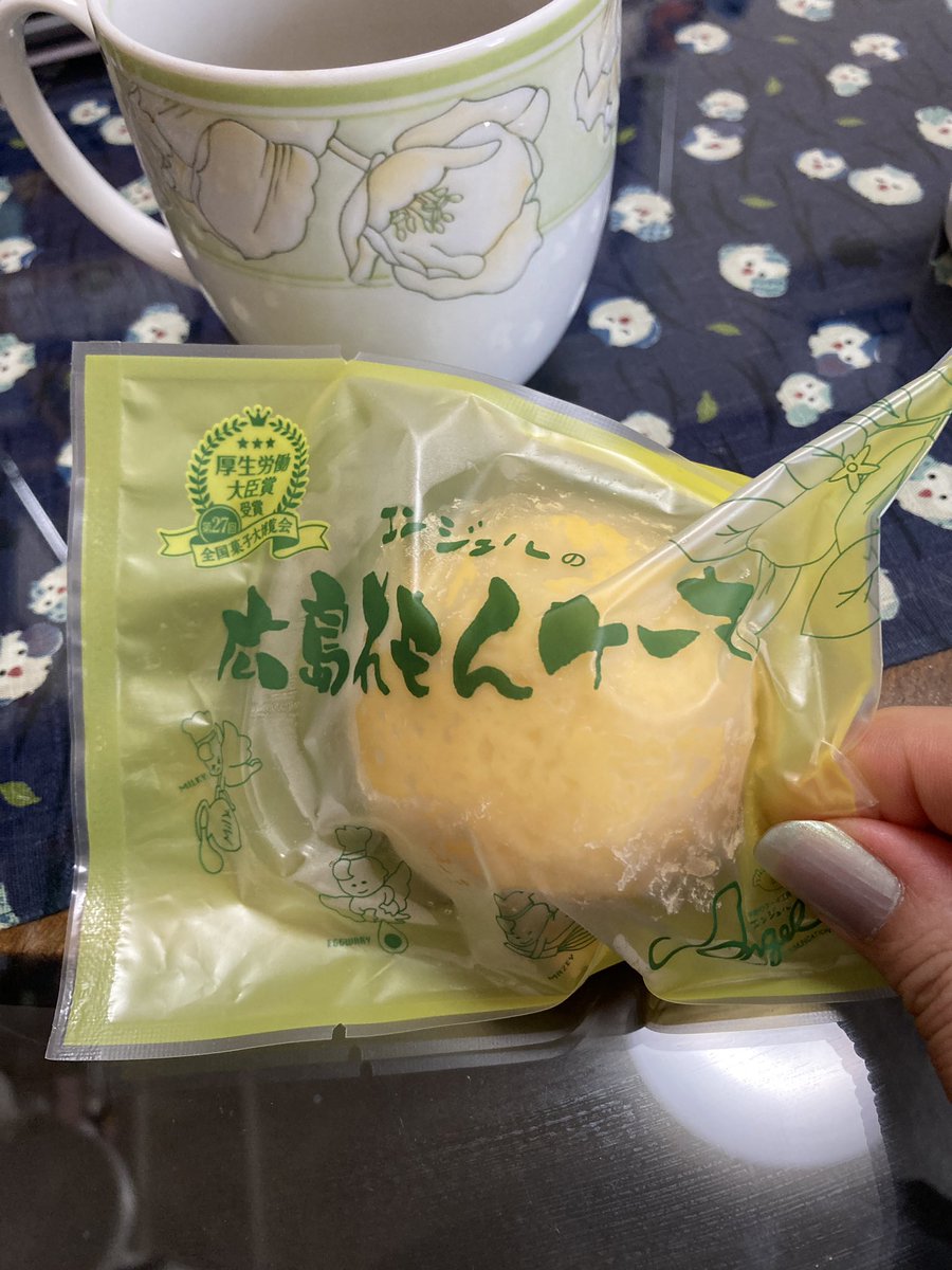 友人が買ってきてくれたレモンケーキ
これ、すごく美味しいの😋