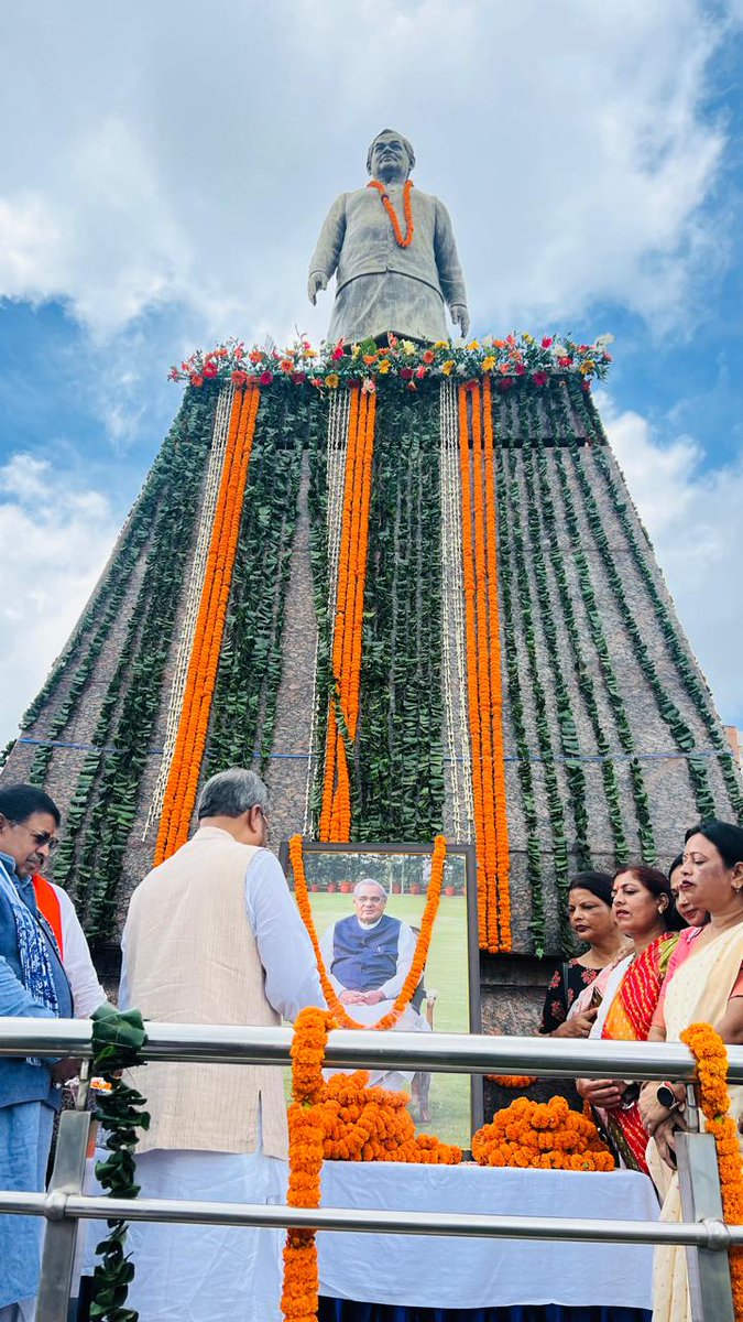 BJP JHARKHAND (@bjp4jharkhand) on Twitter photo आज झारखंड निर्माता श्रधेय अटल बिहारी वाजपेयी जी की पुण्यतिथि के अवसर पर विधानसभा परिसर स्थित अटल जी की प्रतिमा पर प्रदेश अध्यक्ष सह नेता प्रतिपक्ष श्री <a href="/yourBabulal/">Babulal Marandi</a> जी और कार्यकारी प्रदेश अध्यक्ष श्री <a href="/RavindrarayBJP/">Dr. Ravindra Kumar Ray</a> जी ने पुष्पांजली अर्पित की।
इस दौरान प्रदेश महामंत्री श्री आज झारखंड निर्माता श्रधेय अटल बिहारी वाजपेयी जी की पुण्यतिथि के अवसर पर विधानसभा परिसर स्थित अटल जी की प्रतिमा पर प्रदेश अध्यक्ष सह नेता प्रतिपक्ष श्री <a href="/yourBabulal/">Babulal Marandi</a> जी और कार्यकारी प्रदेश अध्यक्ष श्री <a href="/RavindrarayBJP/">Dr. Ravindra Kumar Ray</a> जी ने पुष्पांजली अर्पित की।
इस दौरान प्रदेश महामंत्री श्री