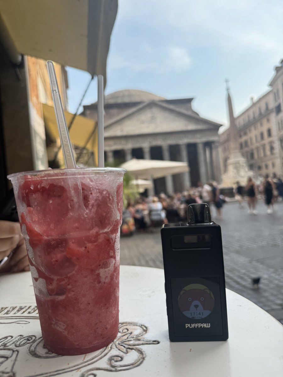 inancweb3's tweet image. Chilling with Puffpaw Vape at the Pantheon 🍹🏛️ 🇮🇹