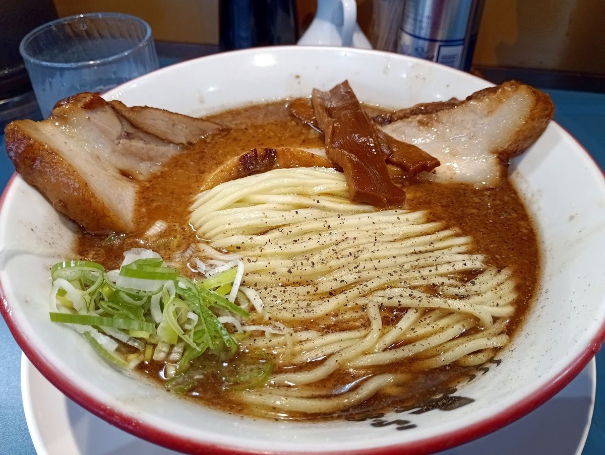 8月16日（土）おはようございます😀
先日、打ち合わせが押して遅い昼食に。川越市場のラーメン「よし丸」さんへ。空腹を通り越していたのか、普段はペロリのラーメンも完食できず💦さらにカバンを忘れる珍事まで…😅ご迷惑をおかけしました🙏本当に美味しかった！また伺います🍜<a href="/FSBtamcZcZOffjp/">らーめん よし丸</a>