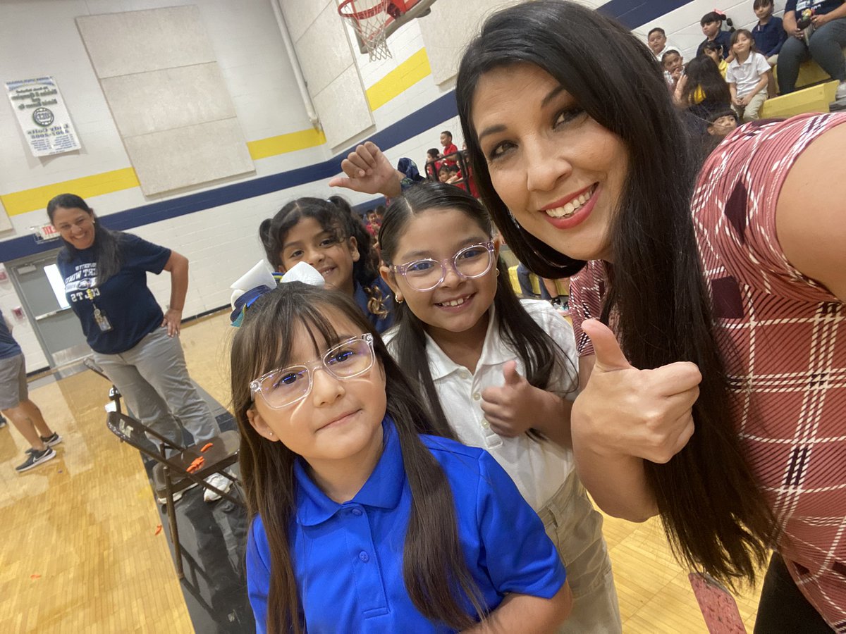 LisaAlarcon75's tweet image. Great way to start off the year!! PBIS success💕
#TheColtWay
#DesertWind
 #PBIS 
#SISD