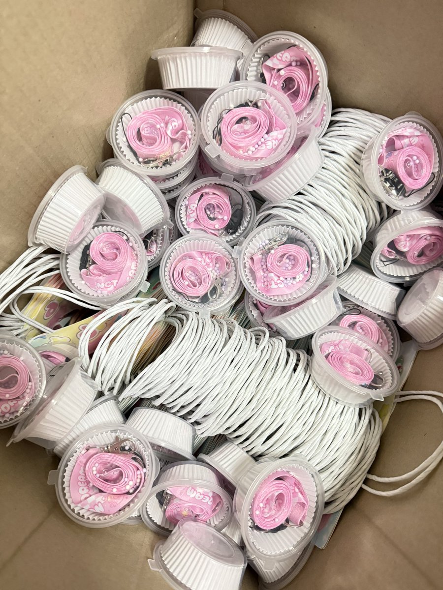 ttenentt's tweet image. สวัสดีค่าา ใครมาคอนน้องดรีมแวะรับกอว.เราได้นะคะ (ขนไป1ลังเต็มๆ🥹🥹) เดี๋ยวเราแจ้งสถานที่ 1ชม. ก่อนแจกนะคะทุกคนจะได้มาทัน มารับกันเยอะๆน้่าาาาาา 

#THEDREAMSHOW4_in_BKK
#NCTDREAM_THEDREAMSHOW4_BANGKOK
#NCTDREAM_THEDREAMSHOW4_in_BKK