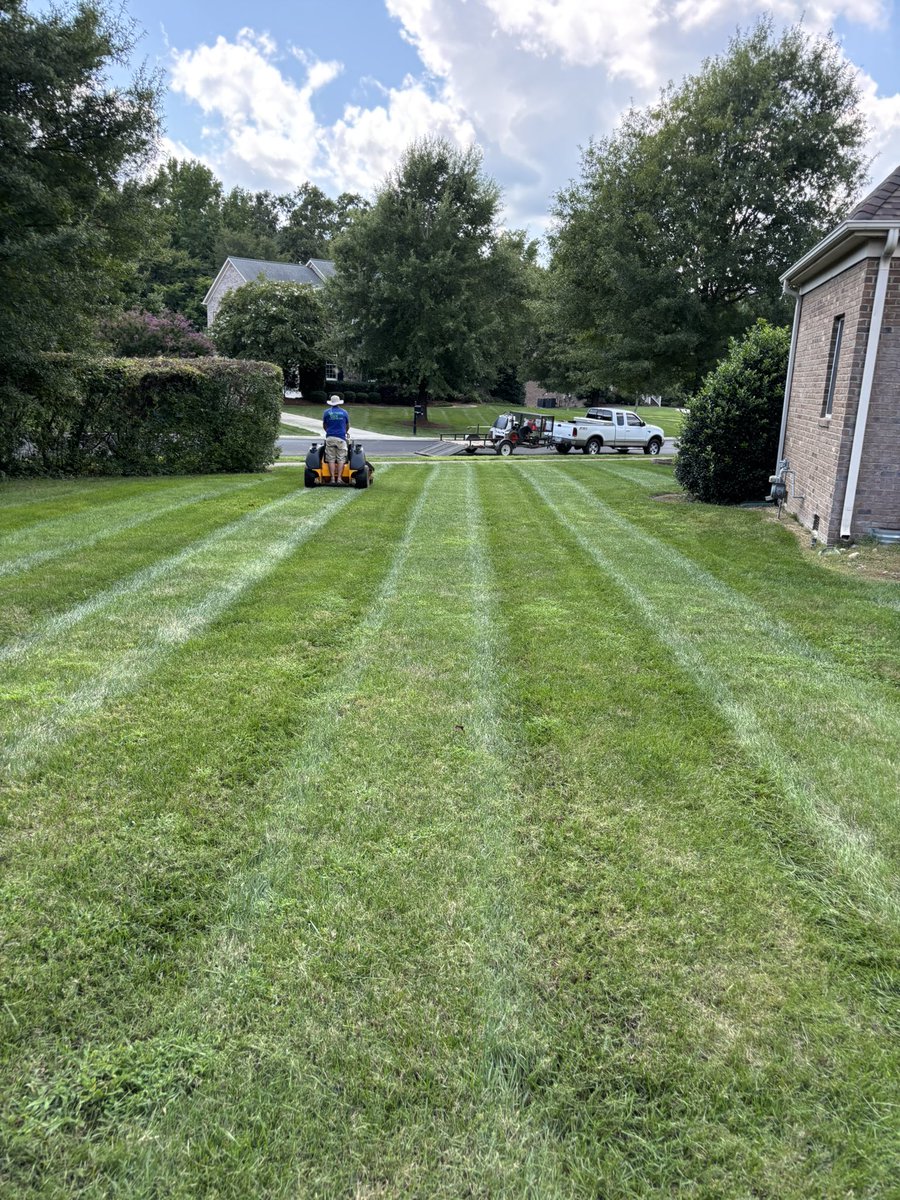 Shadetree_77's tweet photo. Southern Edge Landscaping, AKA Rock’n Rodden, back at it today!! These yards were a little wet today but they looked good! #TheyDone @rlrichar6 @CarolinaPreps1 https://t.co/SIPlnaTxXx