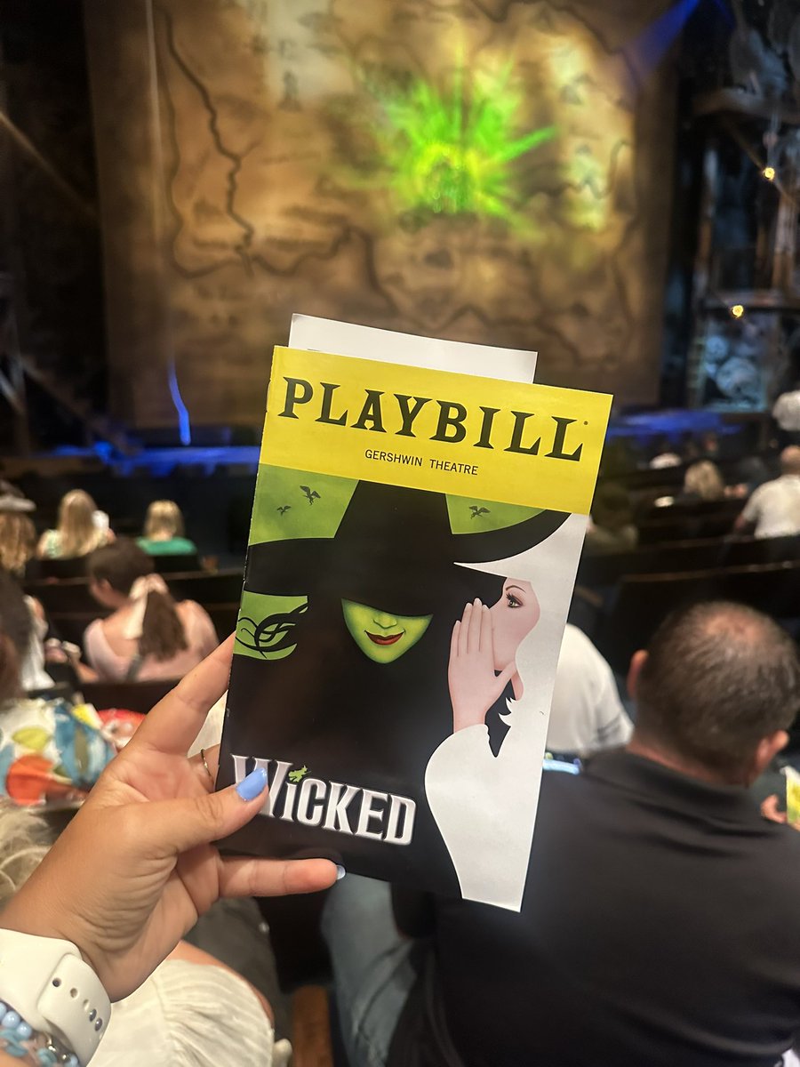 amva15's tweet photo. This Wicked NYC birthday was a dream 💚🏙️ https://t.co/1tfFBHRrkH