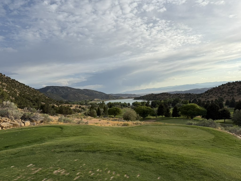 This golf course is beautiful ⛳️