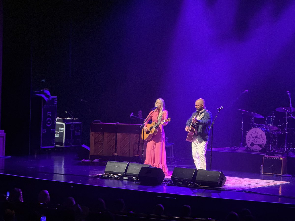 bunnipounds's tweet photo. Birthday Concert with my babe and @drewholcomb and Elle. Awesomeness! #memorybank https://t.co/GzoLPxDZvQ