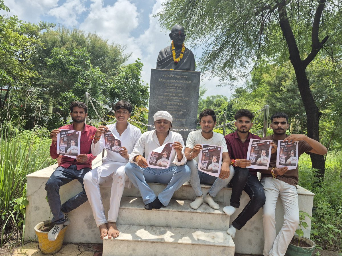 SubhashDinau's tweet image. जतारा, टीकमगढ़ के सरकारी महाविद्यालय में NSUI का पोस्टर अभियान 🇮🇳
संकल्प: वोट चोरी नहीं होने देंगे, जनता की आवाज़ नहीं दबने देंगे ✊
प्रदेश अध्यक्ष आशुतोष चौकसे जी के नेतृत्व में #StopVoteChori की मुहिम हर गली, हर गाँव तक।&quot;@AASHU_NSUI @NSUIMP #IndependenceDay2025 #subhashyadav