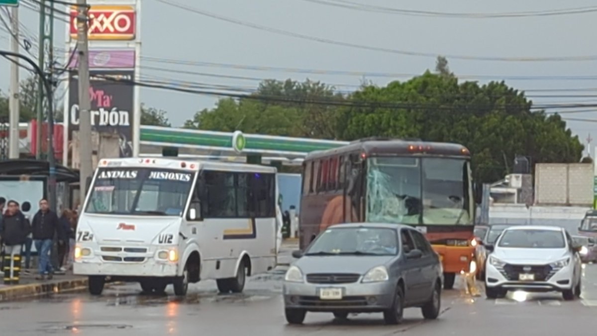 larevista_unica's tweet photo. #TómaloEnCuenta || Intenso tráfico sobre Bulevar Esteban de Antuñano, esquina con Avenida 15 de Mayo por choque entre microbús de la ruta 72a y camión de transporte foráneo.
#fotogalería #galeríaúnica #Puebla #choque #microbus #camión
Fotos: Miguel Ángel Huerta @Titomino #único 📷