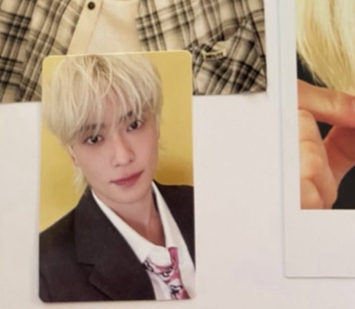 yunojelly's tweet photo. yall help me decide which to put in my phone case 😛 https://t.co/O1jXZdjnRi