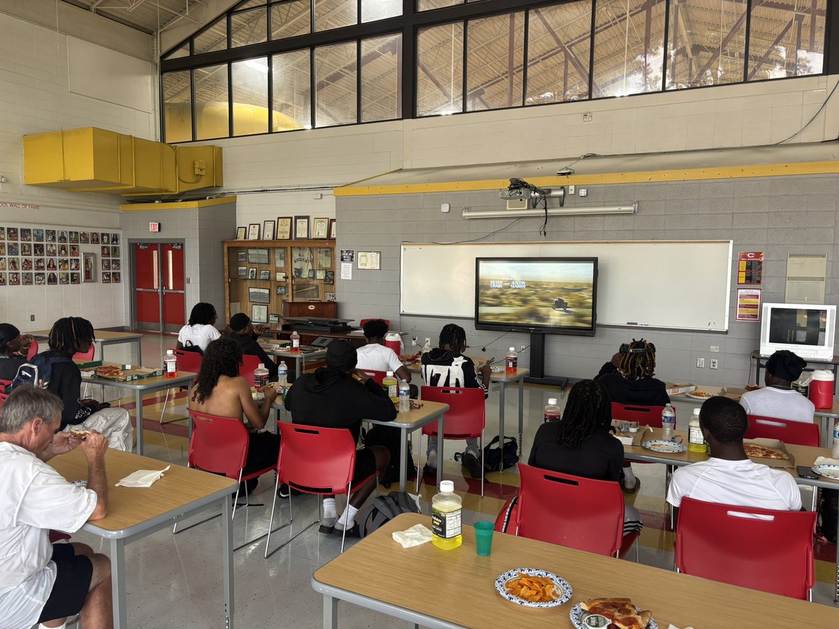 After practice, the Secondary got locked in for the Classic City Championship by watching Top Gun: Maverick! ✈️🔥

Go Glads 🔴🟡