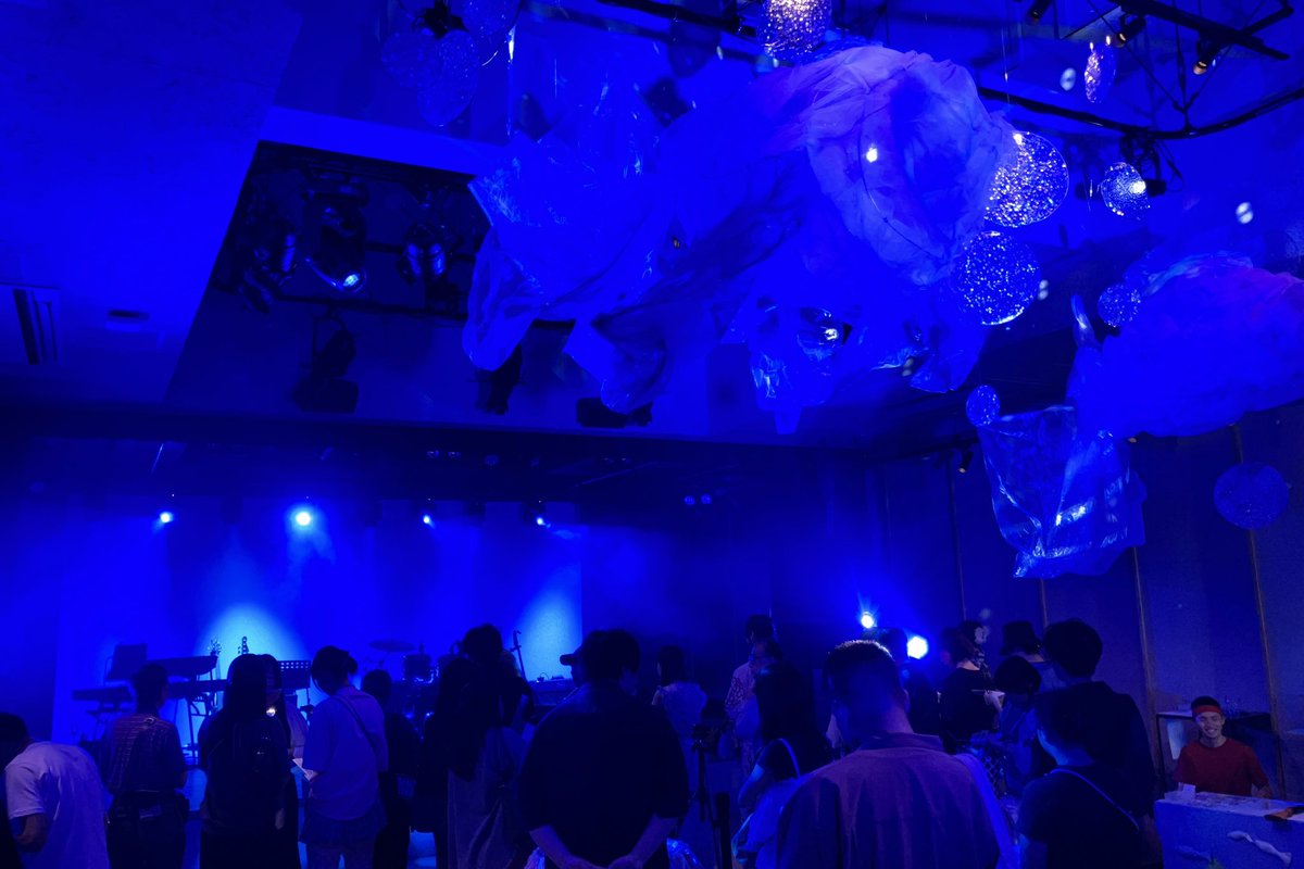 『金魚たちの夏祭り2025』が行われている、ADRIFTへ。会場外のスペースは、どなたでも利用できます。そして、中に入るとなんだか不思議な空間が広がります。何がはじまるのかなー？
shimokitazawa.info/news/2025/07/g…